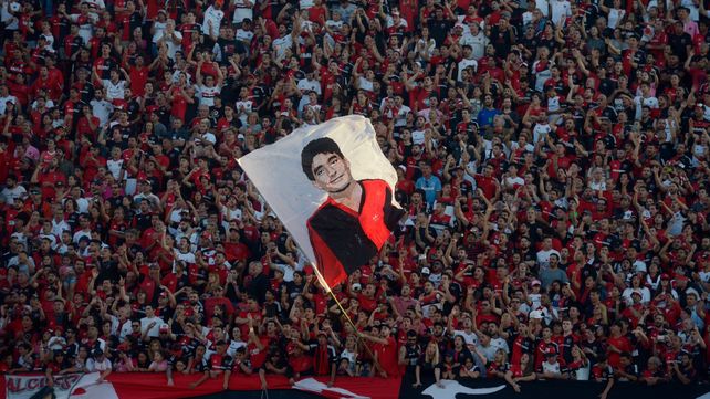 Detienen a un revendedor de entradas afuera del Coloso