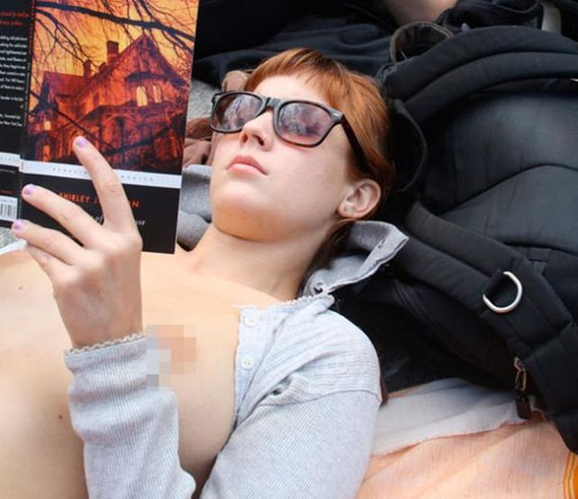 El insólito club de las mujeres que leen en topless