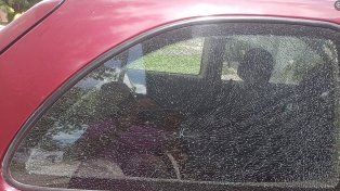 Vecina enojada con el municipio de Cerrito porque un municipal que desmalezaba con&nbsp; motoguadaña le rompió un vidrio del auto.&nbsp;