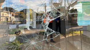 La puerta de vidrio del ingreso a la Municipalidad de Roldán fue impactada por una baldosa.