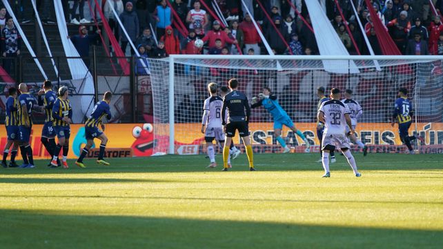Jhonatan Candia convierte de tiro libre para Barracas Central. El Canalla se quedaría afuera de la Copa Argentina.