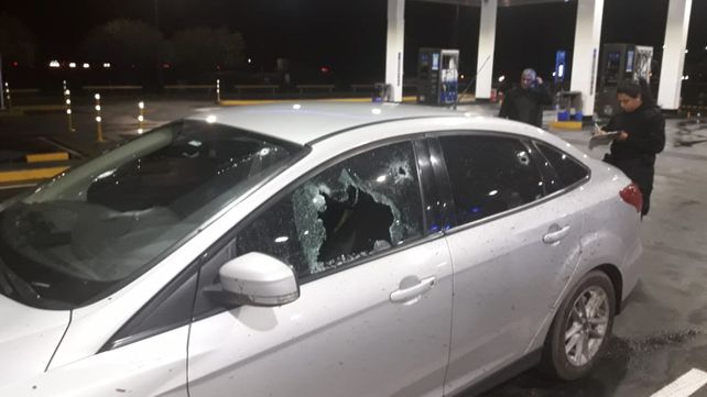 El Ford Focus donde se trasladaba el comisario Valdés y la suboficial Roxana González el día en que resultó herido en la autopista.&nbsp;