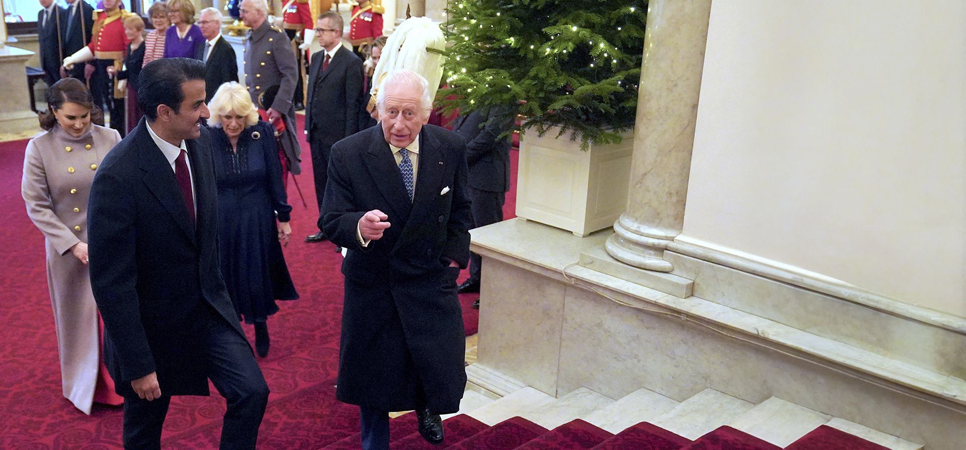 El rey Carlos III de Inglaterra, y la reina Camila de Gran Bretaña, detrás, caminan con el emir de Qatar, el jeque Tamim bin Hamad Al Thani, en primer plano a la izquierda, y su esposa, la jequesa Jawaher, durante la visita de Estado al Reino Unido del emir de Qatar, en Londres, el martes 3 de diciembre de 2024. (Jonathan Brady vía AP, Pool) El rey Carlos III de Inglaterra, y la reina Camila de Gran Bretaña, detrás, caminan con el emir de Qatar, el jeque Tamim bin Hamad Al Thani, en primer plano a la izquierda, y su esposa, la jequesa Jawaher, durante la visita de Estado al Reino Unido del emir de Qatar, en Londres, el martes 3 de diciembre de 2024. (Jonathan Brady vía AP, Pool)