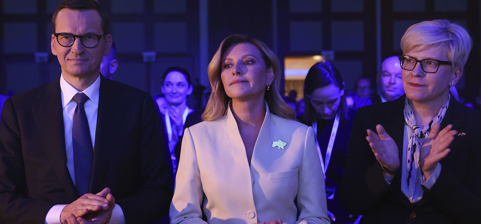 La primera dama de Ucrania, Olena Zelenska, al centro, el primer ministro polaco, Mateusz Morawiecki, a la izquierda, y la primera ministra de Lituania, Ingrida Simonyte, a la derecha, asisten al Foro de Seguridad de Varsovia en Varsovia, Polonia, el martes 4 de octubre de 2022.