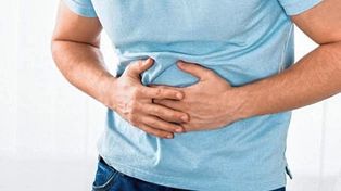 Entre los síntomas asociados con la variante ómicron del coronavirus, se observan trastornos estomacales