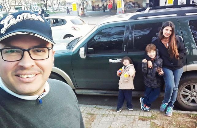 Manuel junto a su familia
