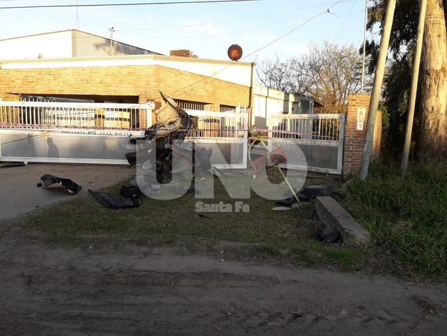 Así impactó en una vivienda uno de los automoviles siniestrados.&nbsp;