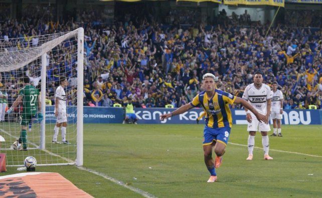 Alejo Veliz celebra el gol de Central para la apertura ante Platense.