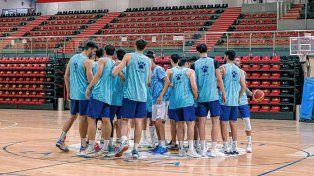 La Selección Argentina, con la presencia de Carlos Delfino en el staff técnico, inició sus entrenamientos en Alicante.