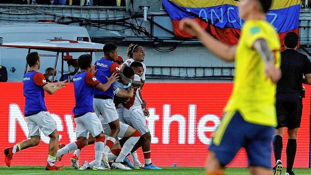 Perú le ganó a Colombia y sueña con llegar al Mundial