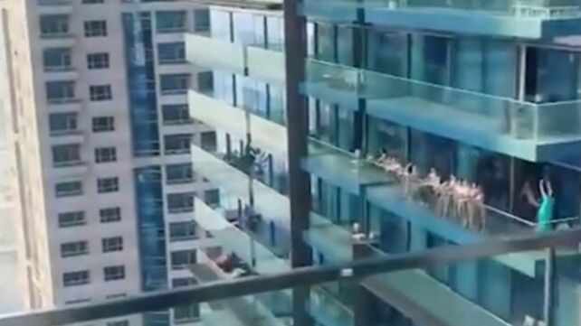 Se desnudaron en un balcón en Dubai y terminaron presas por indecencia