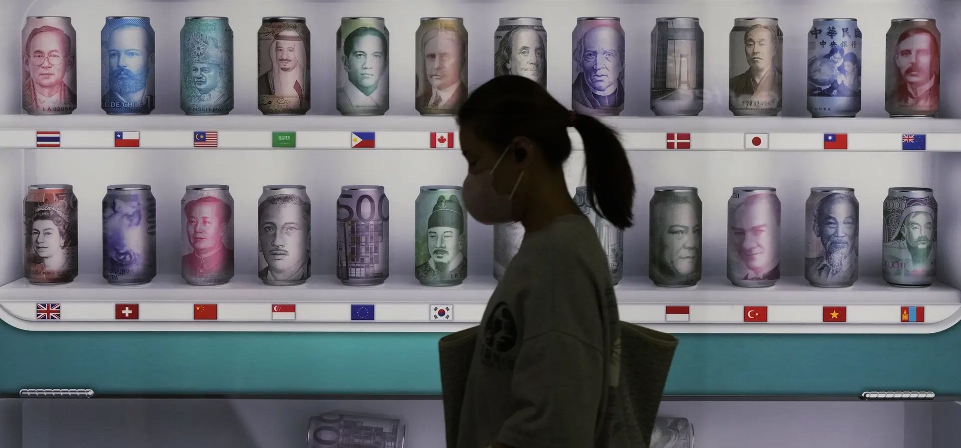 Seúl, Corea del Sur. Un peatón pasa frente al tablero de anuncios de divisas de un banco. Las acciones asiáticas cayeron por tercer día después de más aumentos de tasas por parte de la Reserva Federal y otros bancos centrales. Fotografía: Ahn Young-joon/AP