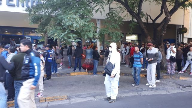 Hay largas colas en los bancos para cobrar jubilaciones y AUH
