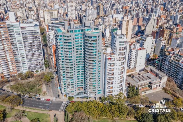 El edificio Quinquela Plaza, Mitre y avenida del Huerto.