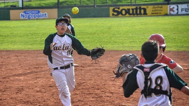 Paraná vive el torneo de sóftbol infantil.