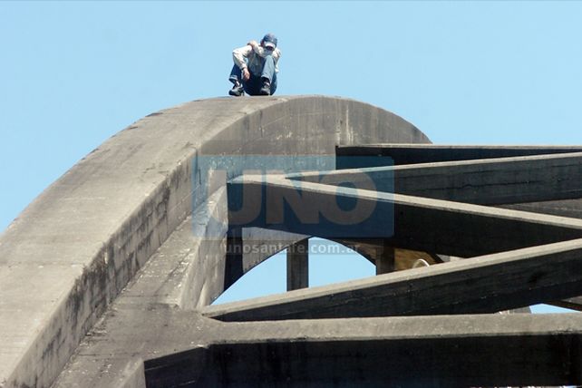 Auxiliaron a un joven que reclamaba por una vivienda en el puente Carretero