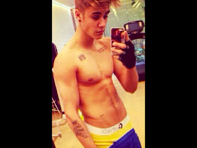 Justin Bieber: desnudo, se burla de sus detractores