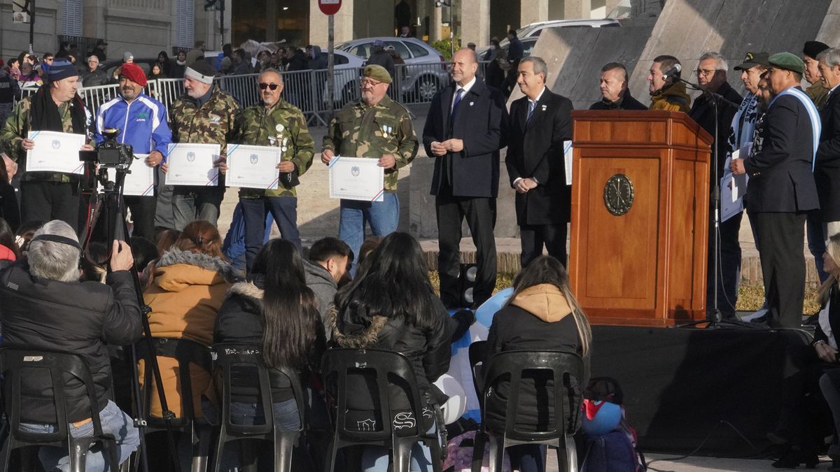 Acto por el Día de la Bandera en imágenes
