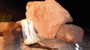 Una familia muri&oacute; en La Rioja cuando una piedra aplast&oacute; el auto en el que viajaban