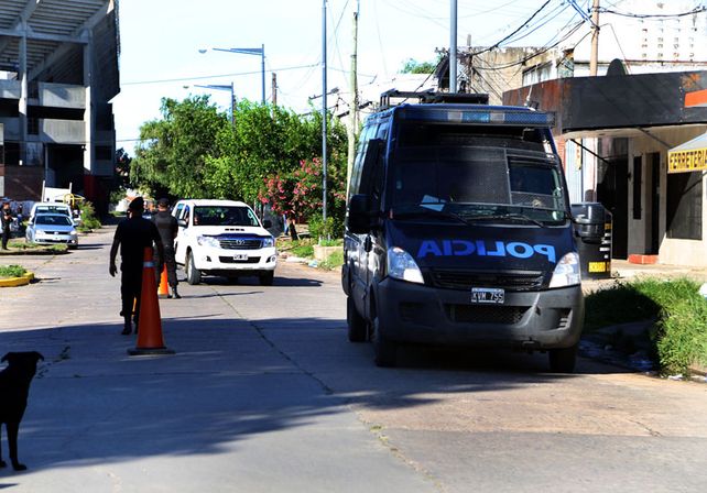 Control. Detrás de la cancha de Colón se montó uno de los puntos del operativo.