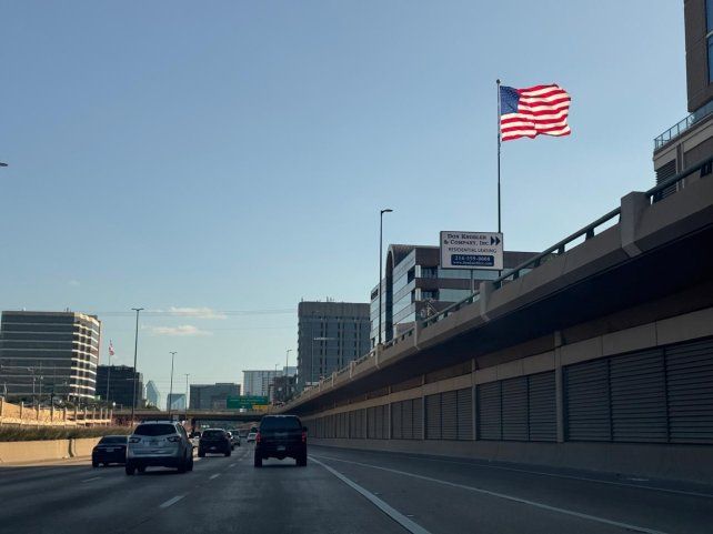 Modernas autopistas de varios carriles y tránsito constante atraviesan las ciudades de Estados Unidos.&nbsp;