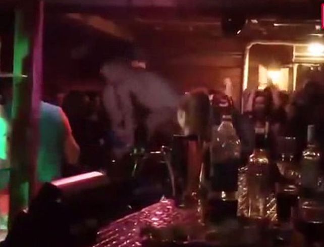 Un video muestra cómo una pareja mantiene relaciones sexuales en un bar.
