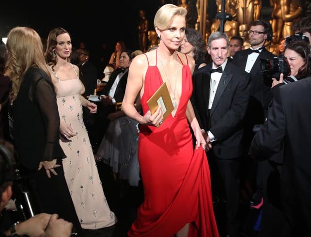 Mucho escote y poco brillo entre los looks de los Oscar