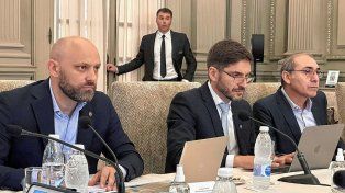 El ministro de Desarrollo Productivo, Gustavo Puccini, junto al gobernador, Maximiliano Pullaro.