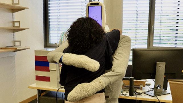 Crean un robot de tamaño humano que puede dar el abrazo que tanto se necesita