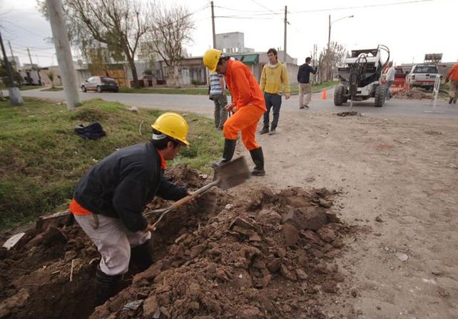 El intendente inaugura la extensión de la red de agua potable en Pompeya