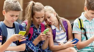 Francia prohíbe utilizar el celular en la escuela