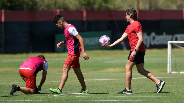 Gabriel Heinze parece querer darle la pelota a Brian Aguirre. El extremo tiene chance de reemplazar a Panchito González.