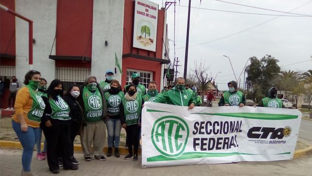 Manifestación de ATE frente a la Municipalidad de Sauce de Luna&nbsp;