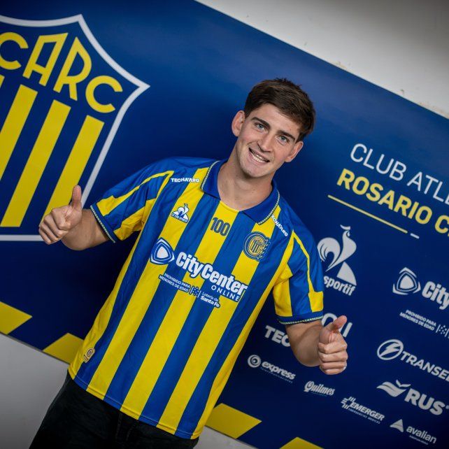 Tomás Badaloni ya posó con la camiseta de Central luego de estampar la firma en el contrato.