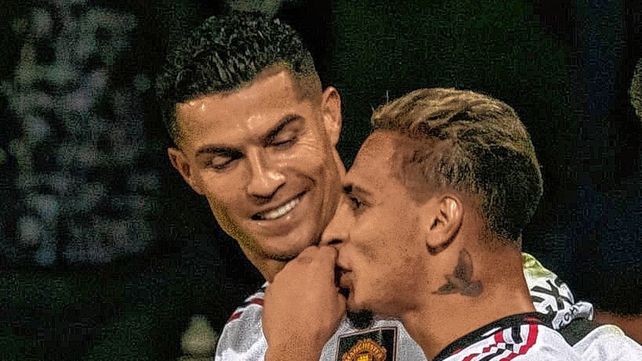 Cristiano Ronaldo convirtió de penal el segundo gol de Manchester United en Moldavia.