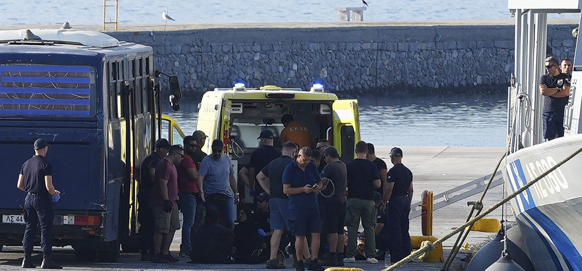 Migrantes rodean una ambulancia tras un rescate realizado por la guardia costera en el puerto de Mitilene en la isla egea de Lesbos, Grecia, 28 de setiembre de 2023. (AP Foto/Panagiotis Balaskas) Migrantes rodean una ambulancia tras un rescate realizado por la guardia costera en el puerto de Mitilene en la isla egea de Lesbos, Grecia, 28 de setiembre de 2023. (AP Foto/Panagiotis Balaskas)