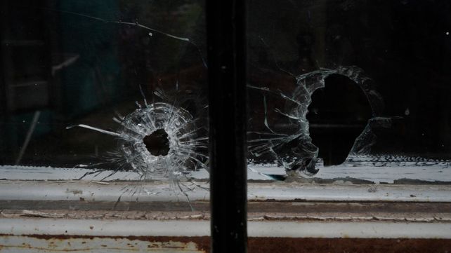 Perforada. Las marcas de las balas rompieron los vidrios de la ventana de la casa de Brenda.