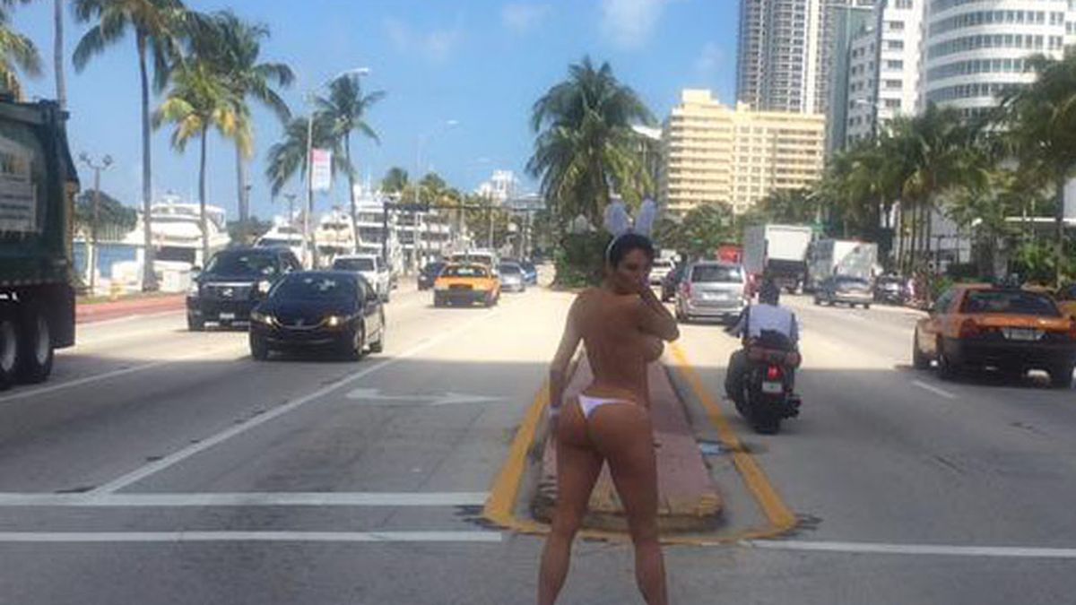 Victoria Xipolitakis se pasea desnuda por las calles de Miami