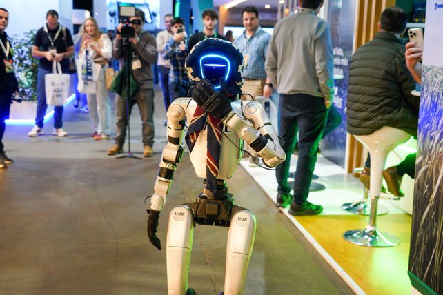 El robot gaucho (y tirador de besos) uno de los m&aacute;s fotografiados del hall comercial