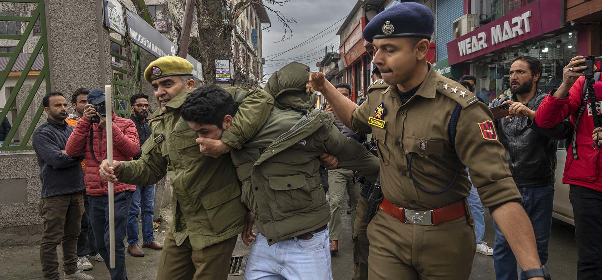 Agentes de policía detienen a un miembro del Partido Aam Admi, o Partido del Hombre Común, durante una protesta contra el arresto del líder de su partido, Arvind Kejriwal, en Srinagar, Cachemira controlada por la India, el viernes 22 de marzo de 2024. (Foto AP/Dar Yasin) Agentes de policía detienen a un miembro del Partido Aam Admi, o Partido del Hombre Común, durante una protesta contra el arresto del líder de su partido, Arvind Kejriwal, en Srinagar, Cachemira controlada por la India, el viernes 22 de marzo de 2024. (Foto AP/Dar Yasin)