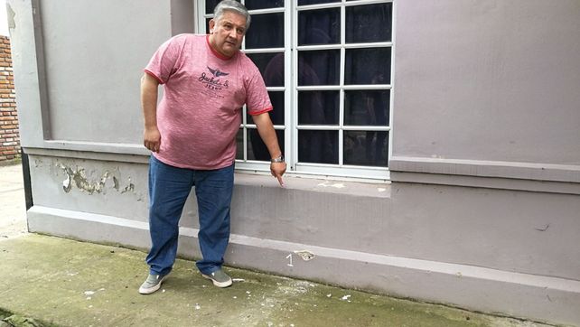 Ataque en Timbúes. Amaro González muestra el balazo que impactó contra su casa.&nbsp;