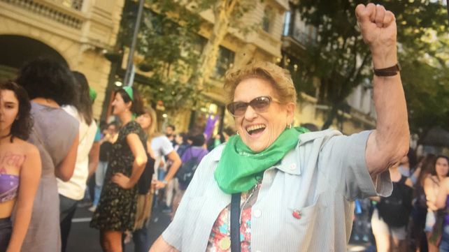 Miryam con su habitual vitalidad en una marcha feminista.&nbsp;