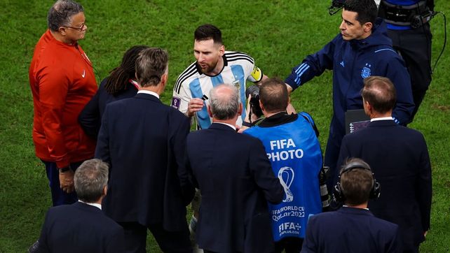 Lionel Messi cruzó fuerte a&nbsp; Van Gaal durante el encuentro de la selección nacional ante Países Bajos.