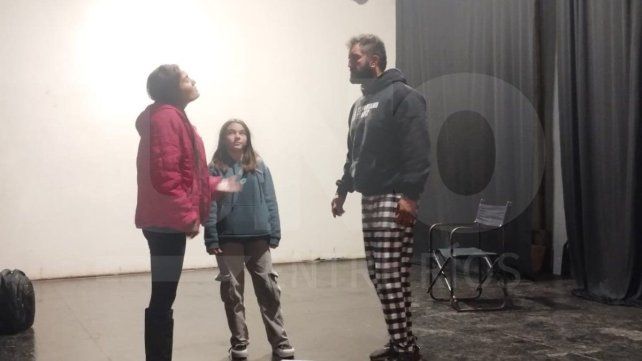 El rugbier boxeador con sus compañeras de elencos de la obra dirigida por Favio Vides.
