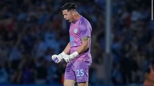 Juan Espínola, el nuevo arquero de Newells, asistió a Uvita Fernández con un pase desde el arco.&nbsp;