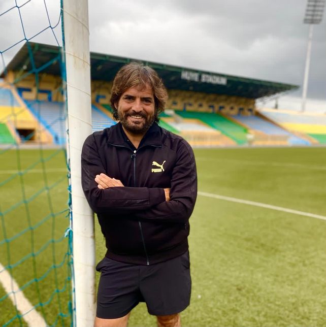 Rodolfo Zapata posa con el estadio municipal de fondo