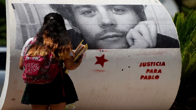 En una de las esquinas de Colón quedó reflejada la imagen de Pablo tras la marcha que pidió justicia por él. (Foto: Celina Mutti Lovera).