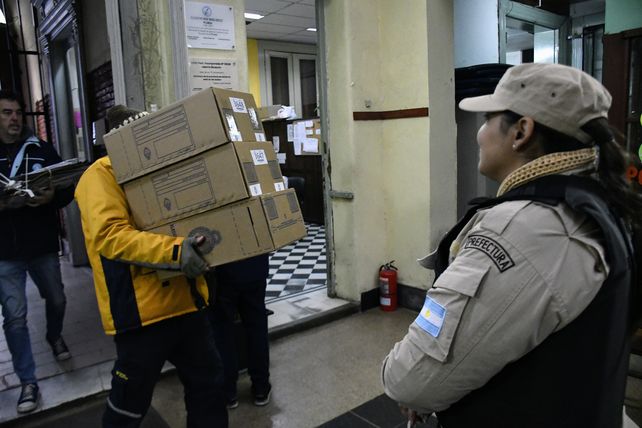 Personal del Correo Argentino llevó adelante este sábado a distribución de las urnas en los locales de votación de las Paso 2023.&nbsp;