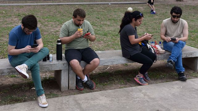 Todos con el celular