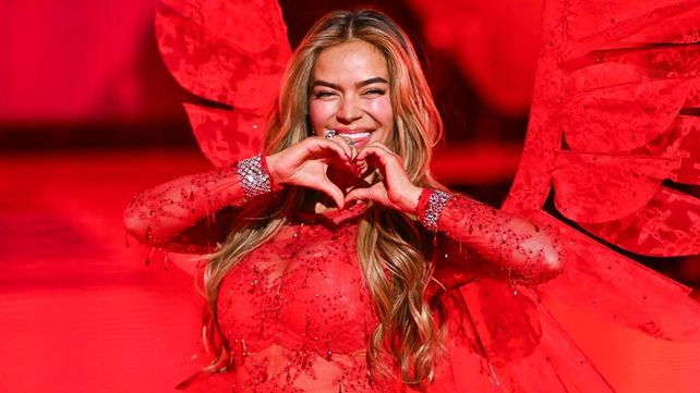 Karol G dio su primera pasada en als pasarelas de Victoria Secret